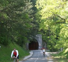 The cycle track, Duingt tunnel