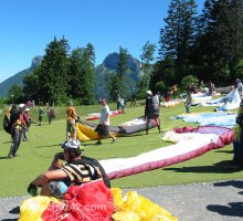 Preparation pour le décollage, parapente, Lac d'Annecy