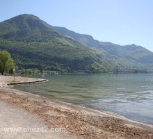 La plage d'Annecy en printemps