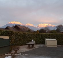 La terrasse de chez42 en hiver avec la Tournette en arrière plan