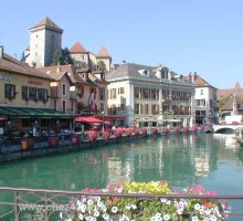 Château d'Annecy donnant sur les restos