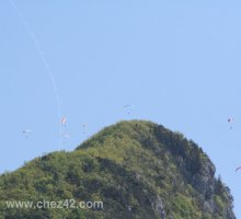 Parapentistes au dessus du Roc de Boeufs, Lac d'Annecy