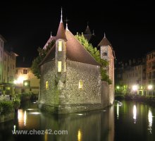 La vieille prison, la nuit, dans la rivière Thiou, Annecy